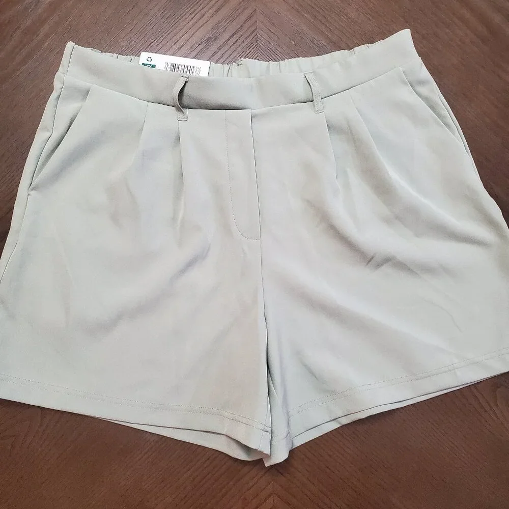 32 degrees cool green Women's shorts size Large New With Tags